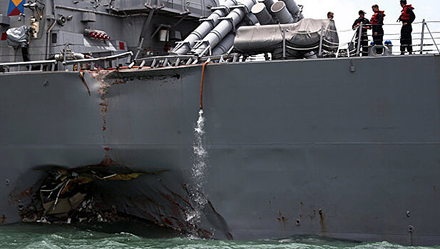 Корпус эсминца США сильно поврежден после ЧП с танкером