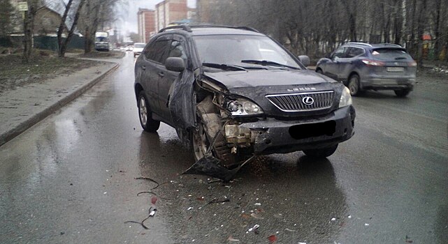 Водитель «Лексуса» отвлёкся и попал в ДТП с участием трёх машин