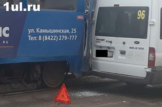 В Ульяновске трамвай врезался в маршрутку, движение встало