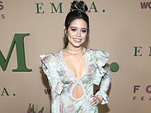 Платье с дырой на животе, наряд приторной зефирки и другие модные провалы звезд на прошедшей неделе