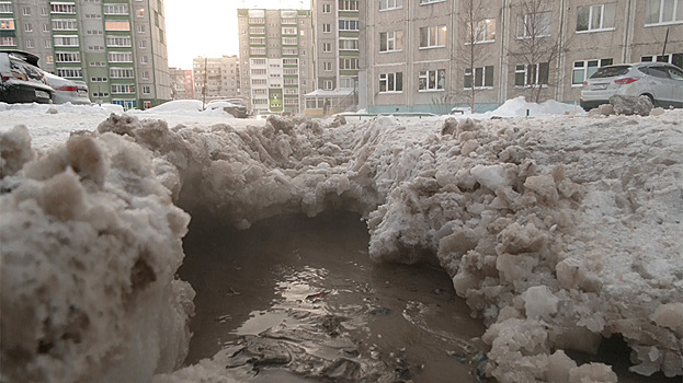 «Пришлось вызывать эвакуатор, чтобы убрать автомобиль»: в Ноябрьске из-за порыва затопило двор. ФОТО