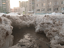 «Пришлось вызывать эвакуатор, чтобы убрать автомобиль»: в Ноябрьске из-за порыва затопило двор. ФОТО