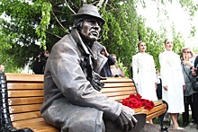 В Омске открыли памятник поэту-бродяге Аркадию Кутилову