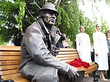 В Омске открыли памятник поэту-бродяге Аркадию Кутилову