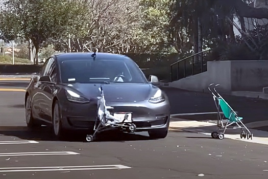 Хейтер Tesla показал видео с провалами "автопилота" и потребовал запретить FSD