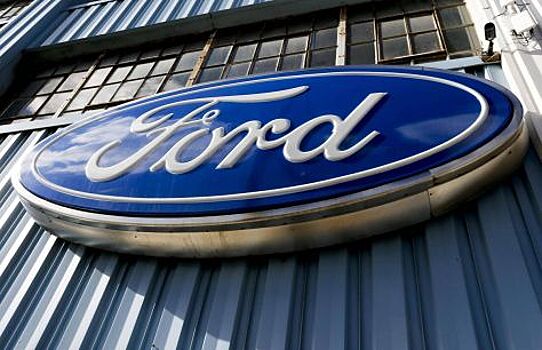 Компания Ford запатентовала складывающийся руль с подставкой под ноут бук