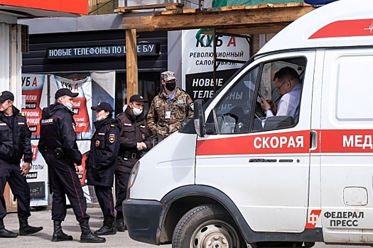 Житель Петербурга закидал автомобиль скорой бутылками после отказа в прививке