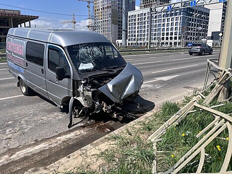 В Ставрополе водитель грузопассажирской ГАЗели не справился с управлением и совершил наезд на дорожное ограждение