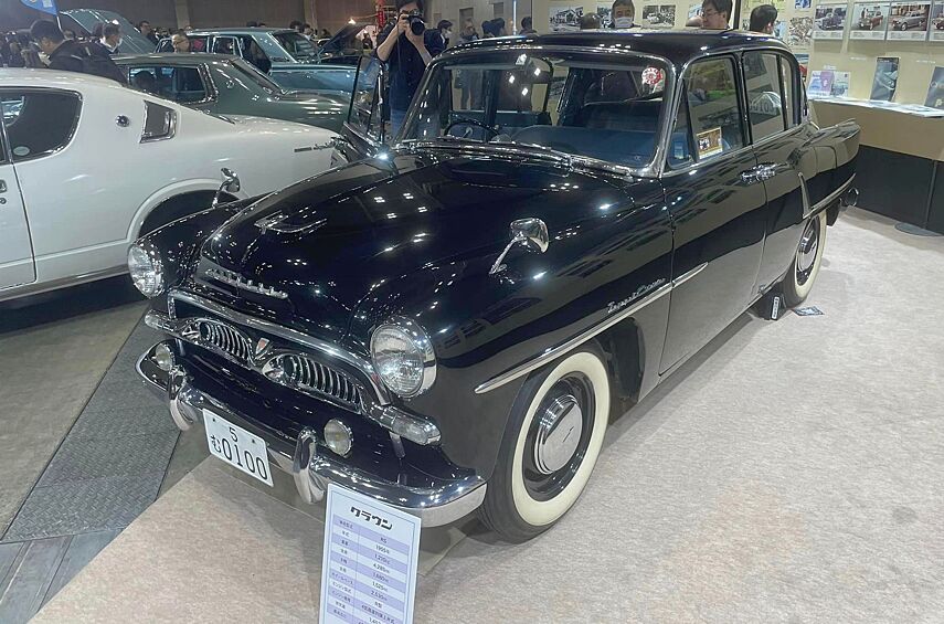 Родоначальник легендарной линейки «Краунов» — Toyopet Crown RS 1955 года выпуска. Седан длиной 4285 мм считался по японским меркам тех времён крупным. Подвеска — двухрычажная пружинная спереди и мост на рессорах сзади. Под капотом этой машины — 1,5-литровый бензиновый c верхнеклапанным газораспределением, развивавший 60 л.с. Позже был внедрён более мощный вариант (1,9 литра, 80 л.с.) и вихрекамерный дизель (1,5 литра, 40 л.с.). Для наиболее мощной версии в качестве опции предлагался даже двухступенчатый «автомат» собственной конструкции. Это была первая модель Тойоты, которую пытались экспортировать в США — впрочем, без успеха. Производство продолжалось с 1955 по 1962 год.