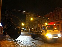 В Самаре при погрузке на эвакуатор уронили иномарку