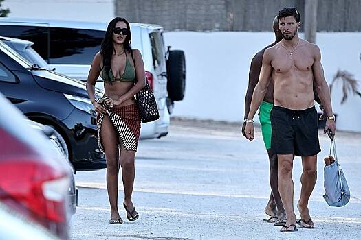 Папарацци подловили на пляже звезду с «самыми идеальными в мире ягодицами»