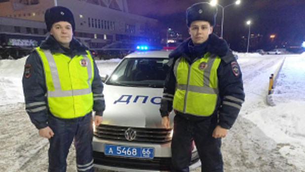 В Свердловской области инспекторы дорожно-патрульной службы оказали первую помощь водителю, который начал терять сознание за рулем