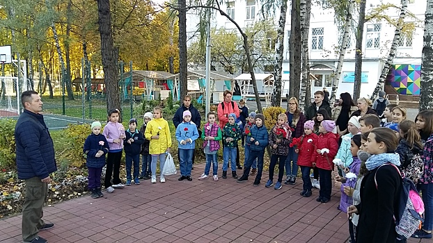 Воспитанники «Севастопольца» возложили цветы к памятнику защитников неба Москвы