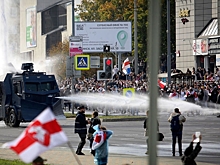 Протестующие сломали технику силовиков в Минске