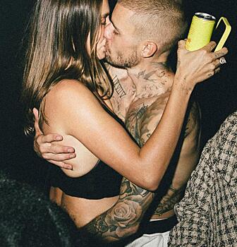 Джастин Бибер опубликовал фото страстного поцелуя с Хейли — мнения поклонников разделились