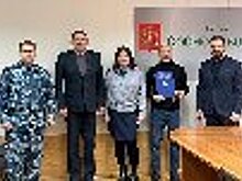 Семье сотрудников ЛИУ-37 ГУФСИН России по Красноярскому краю глава города Сосновоборска Алексей Кудрявцев вручил ключи от квартиры