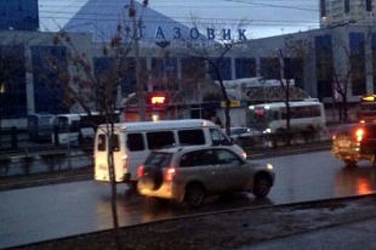 В Оренбурге на остановке «Газовик» из автобуса №40 выпала женщина