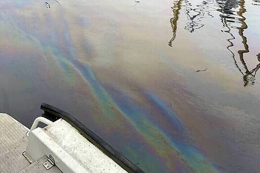 В Петербурге в акватории реки Фонтанки произошел разлив нефтепродуктов