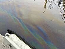 В Петербурге в акватории реки Фонтанки произошел разлив нефтепродуктов