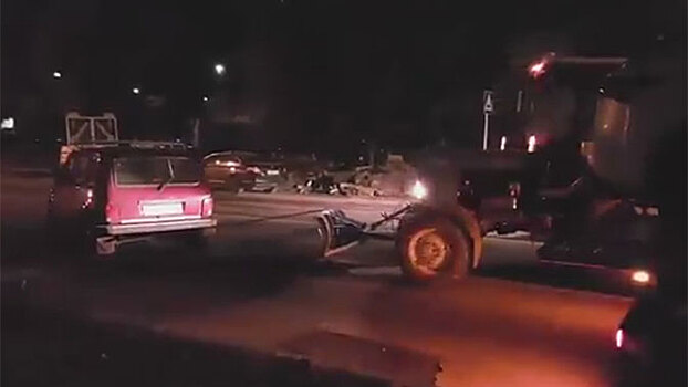В Москве рабочие трактором «перепарковали» машины на запрещенные места