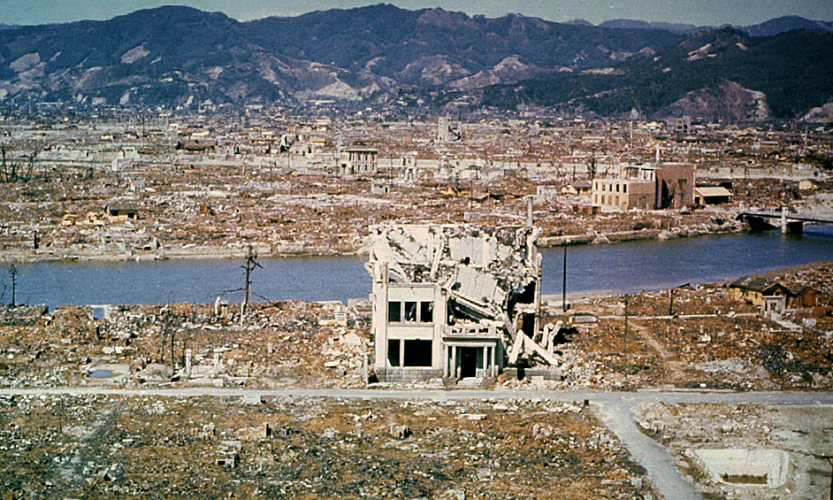   74 года назад, около 8 часов утра по местному времени бомбардировщик В-29 произвёл сброс атомной бомбы на центр Хиросимы. От первого в истории атомного взрыва за один день погибли около 100 тысяч человек.