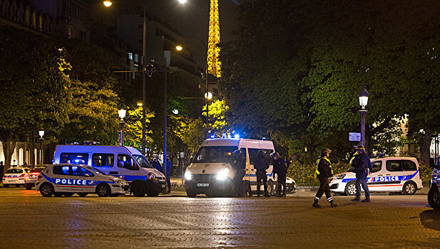 Прокуратура Парижа назвала имя напавшего на полицейских