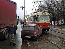 Фура, трамвай и «Ока» столкнулись в Сормовском районе