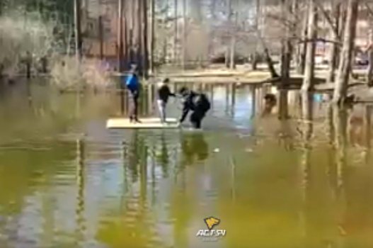 Дети устроили заплыв в луже-озере в Заельцовском районе Новосибирска