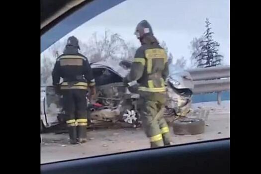 В Новосибирске водитель и пассажир иномарки погибли после столкновения с автобусом