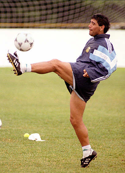 Марадона четыре раза участвовал в Чемпионатах мира, в 1986 году завоевал золото ЧМ в составе сборной Аргентины и был признан лучшим игроком турнира, в 1990 году команда Аргентины заняла второе место.