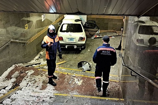 В Новосибирске водитель Toyota протаранил станцию метро и скрылся на поезде