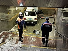 В Новосибирске водитель Toyota протаранил станцию метро и скрылся на поезде