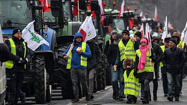 Польские крестьяне высыпали кучу навоза перед домом спикера парламента