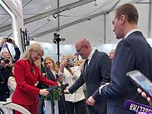 Вице-премьеру России Дмитрию Чернышенко на форуме в Самаре подарили санки