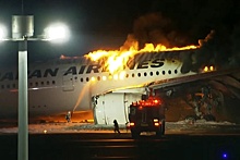 С горящего в аэропорту Токио лайнера эвакуировали почти 400 человек