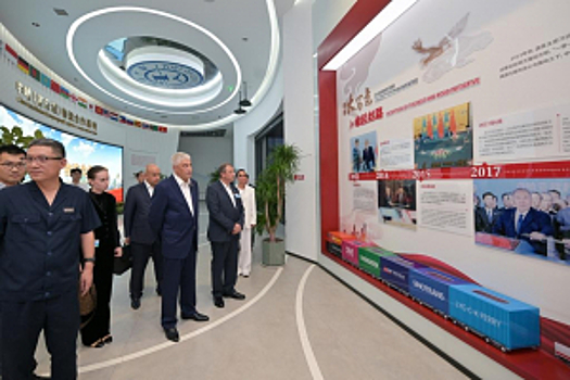 Владимир Колокольцев посетил международный порт в городе Ляньюньган