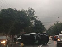 Неудачный обгон: в центре Симферополя перевернулся внедорожник