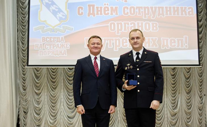 Губернатор Роман Старовойт поздравил полицейских с профессиональным праздником