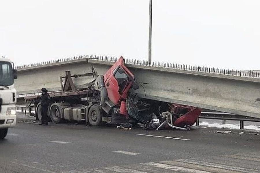 Мостовая балка расплющила грузовик на трассе "Дон"