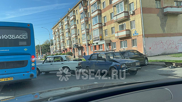 Двое "Жигулей" странно столкнулись на загруженной кемеровской улице