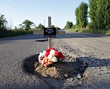 В Ленобласти активисты «похоронили» асфальт