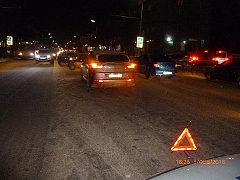 На улице Дзержинского в Рязани женщина на иномарке сбила двух пешеходов