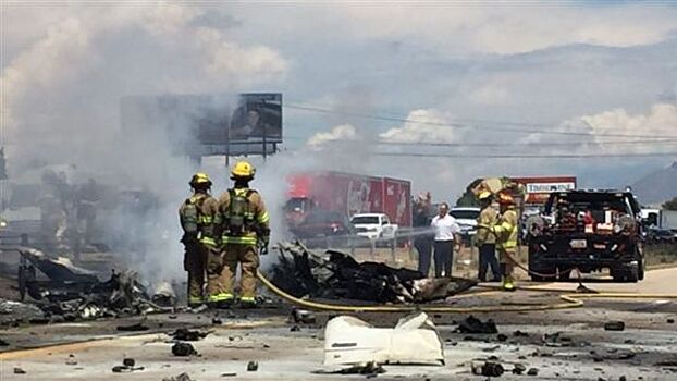В США легкомоторный самолет рухнул на шоссе