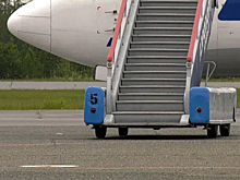 «Смотрите под ноги»: пассажиры аэропорта Надыма рискуют испортить обувь из-за жары