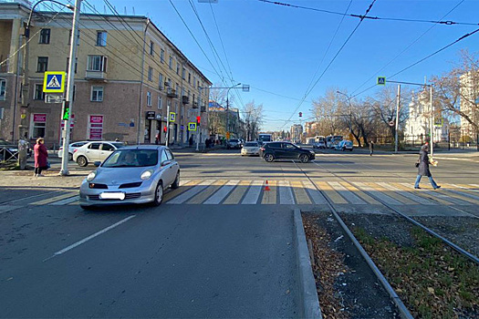 Женщина поехала на красный свет и сбила школьницу в Новосибирске