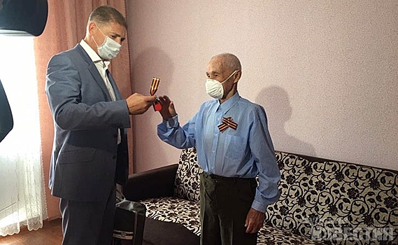 Заместитель губернатора Курской области поздравил с новосельем ветерана Великой Отечественной войны