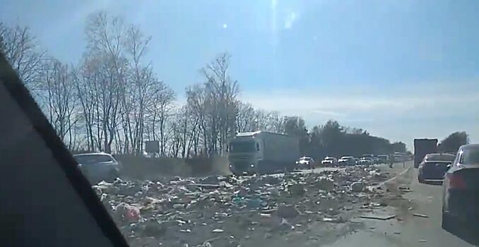 На Минском шоссе перевернулся мусоровоз. ВИДЕО