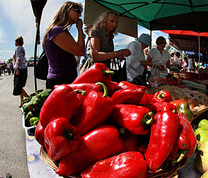 Торговцы моют овощи в огромной луже в Астане