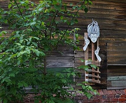 Нижегородская художница создала «Тишину» на стене заброшенного дома