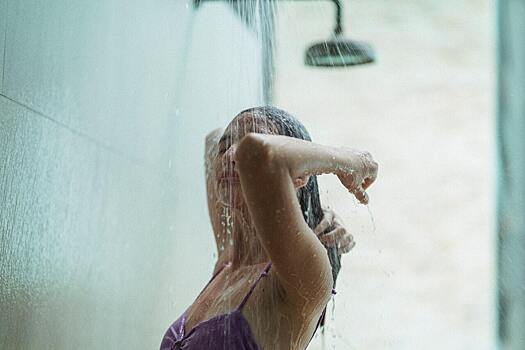 Чем опасны частый душ и антибактериальное мыло